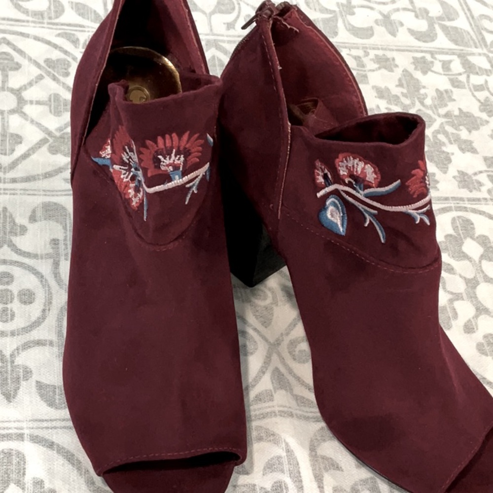 Carlos Santana women’s size 10M shoes style is Jazlyn.